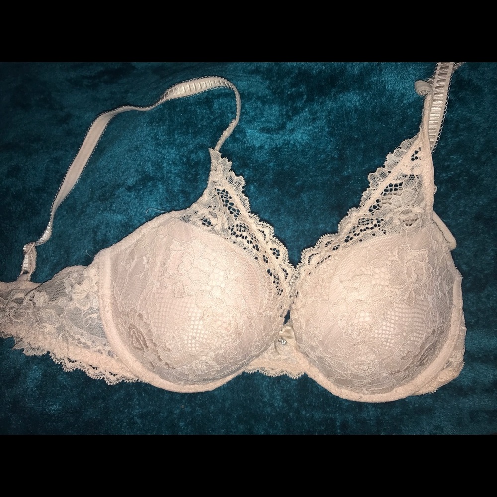 Victoria Secrets bras (32D and 34D)